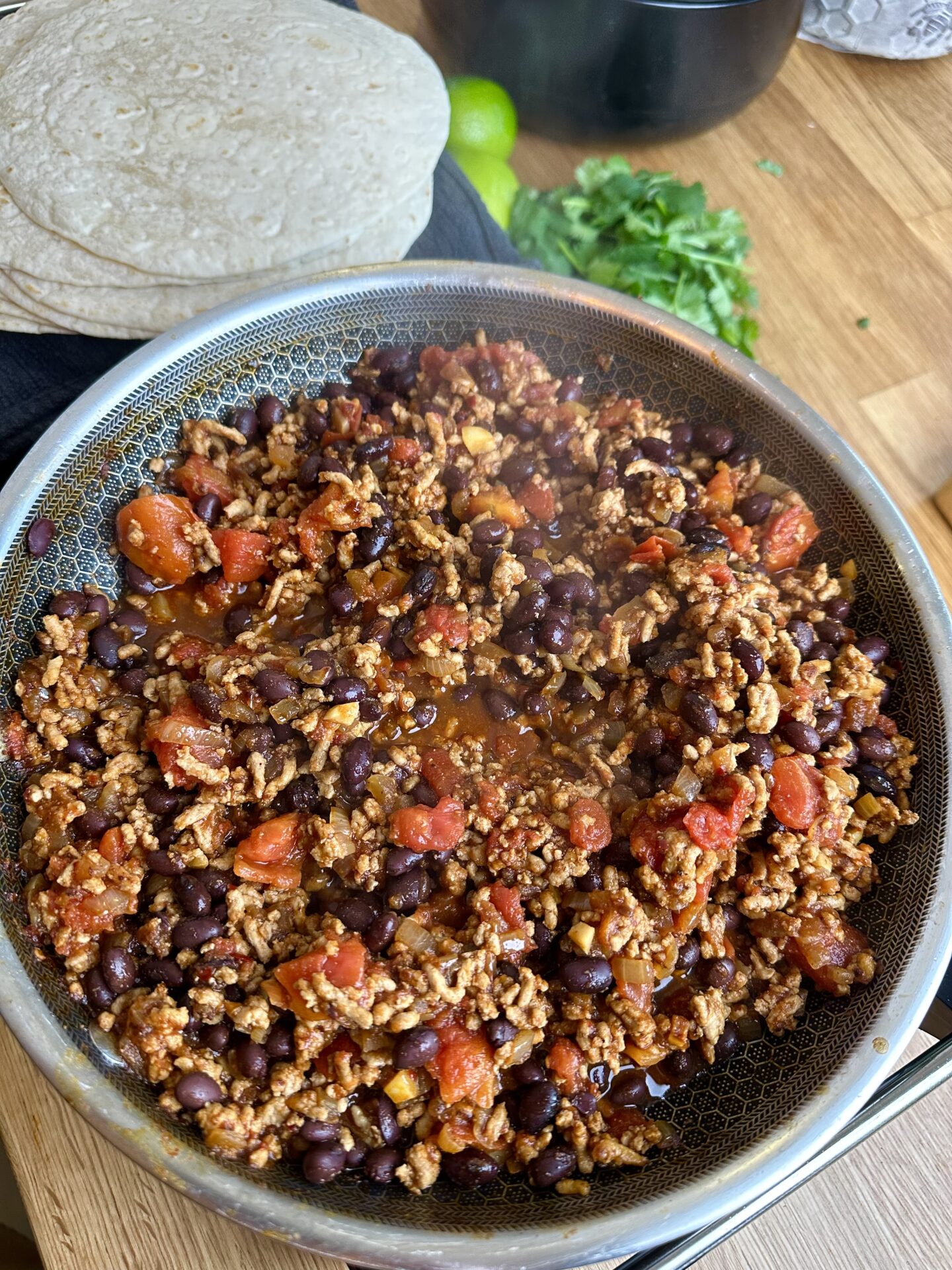 Pork mince, chopped tomatoes and black beans in a pan