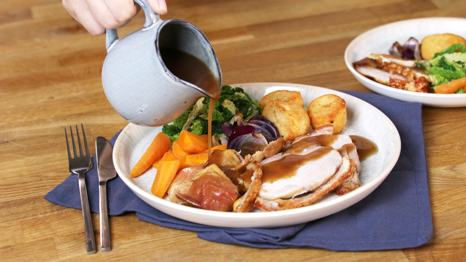 crackling-pork-leg-roast-with-apples_gravy